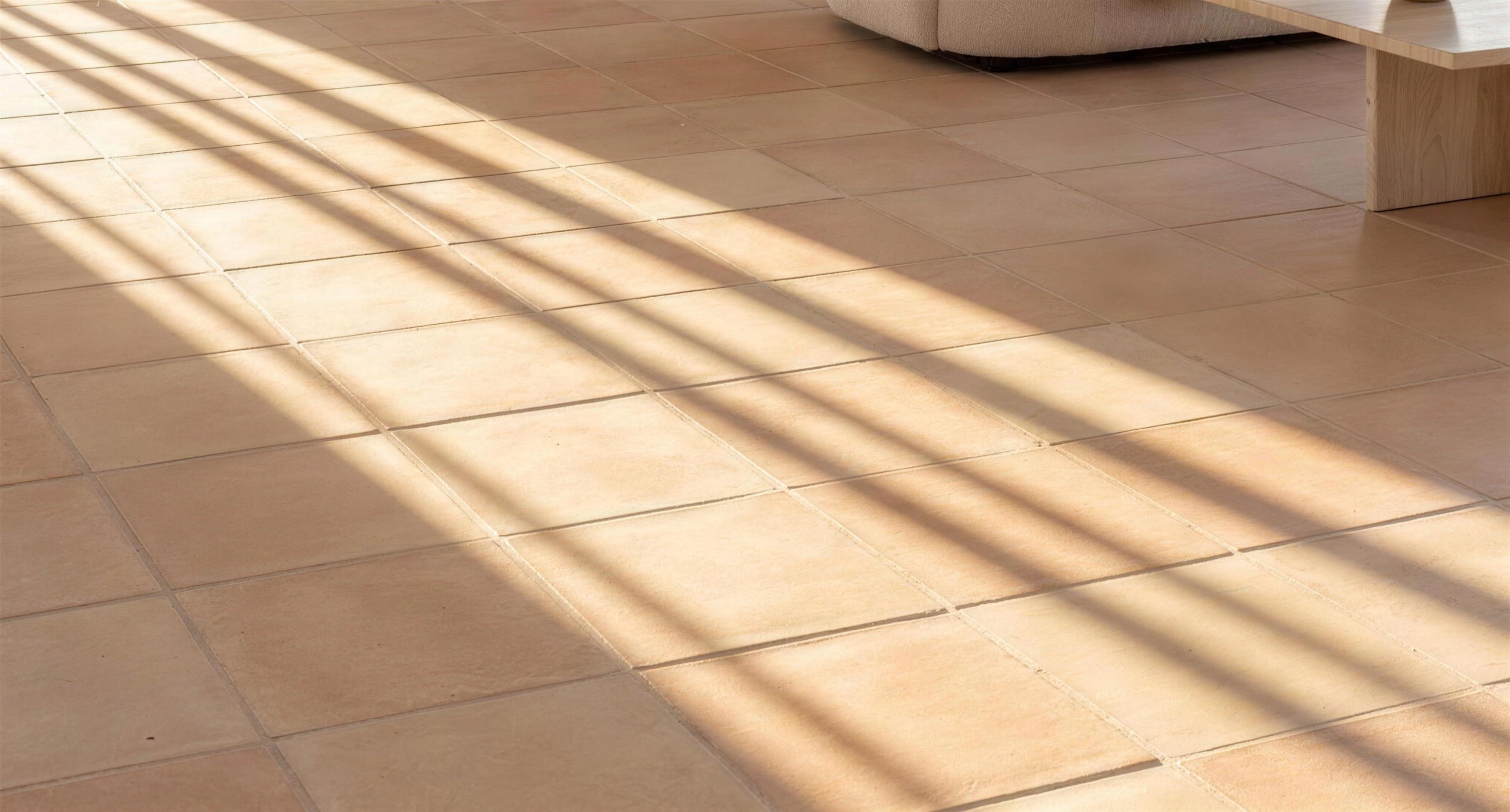 Soggiorno con pavimento in cotto e luce radente